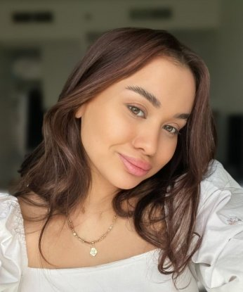 Опытная и развратная дама ждет тебя для яркого вечера вдвоем. Помогу расслабиться и вырваться из серой повседневности. Звони, встреча не оставит тебя равнодушным! 14912, 19 лет